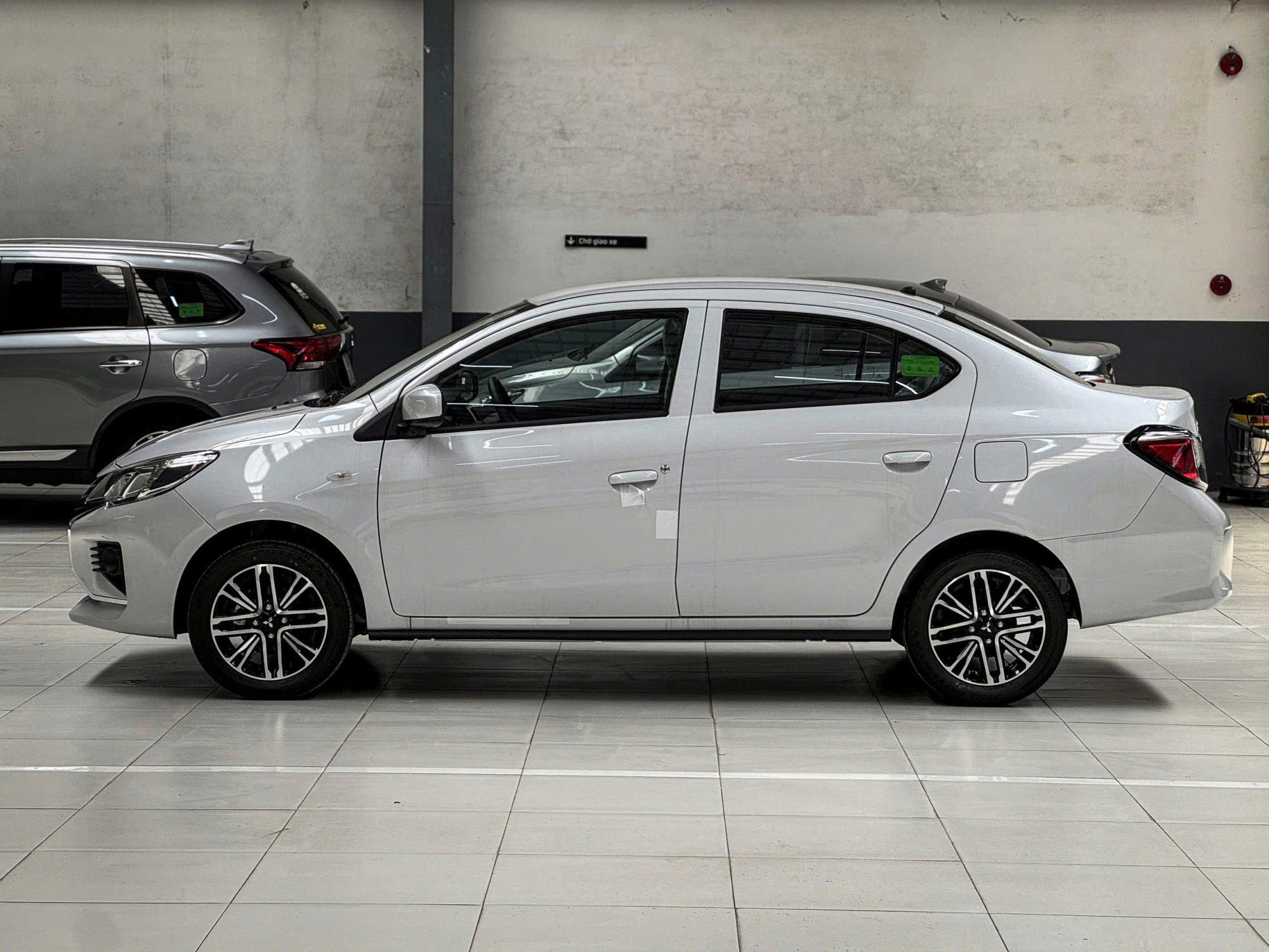 Hong xe Mitsubishi Attrage