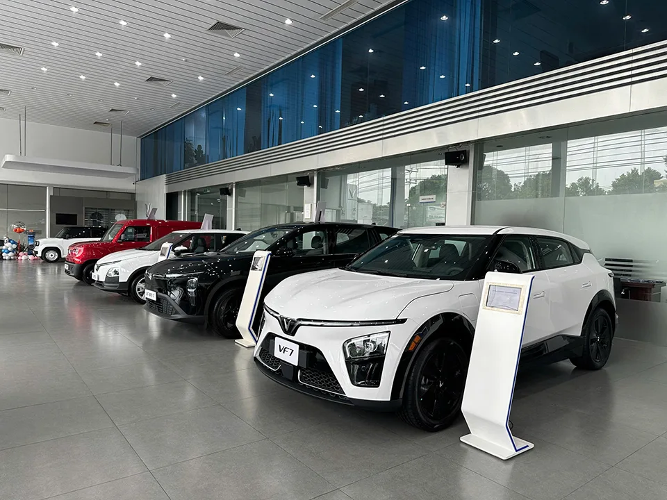 Bên trong showroom trưng bày và tư vấn xe