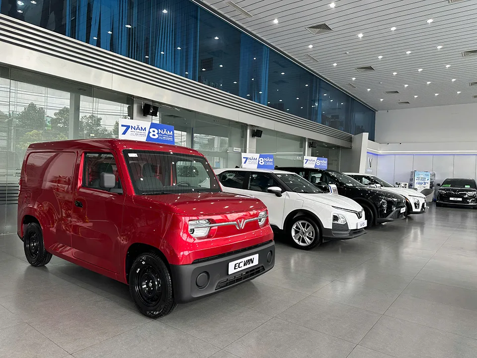 Bên trong showroom trưng bày và tư vấn xe
