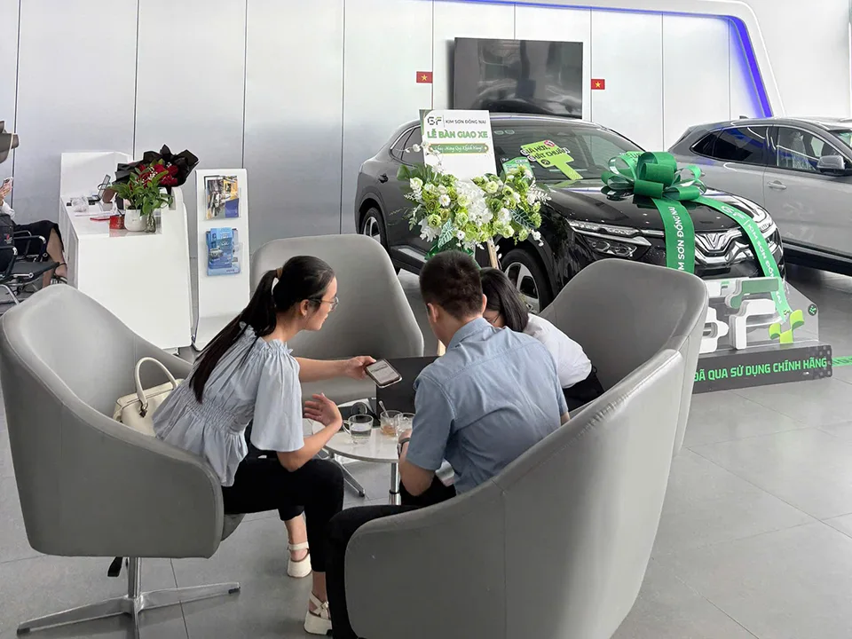 Bên trong showroom trưng bày và tư vấn xe