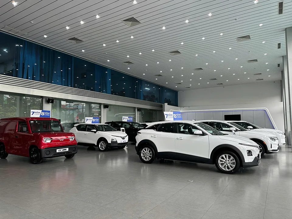 Bên trong showroom trưng bày và tư vấn xe